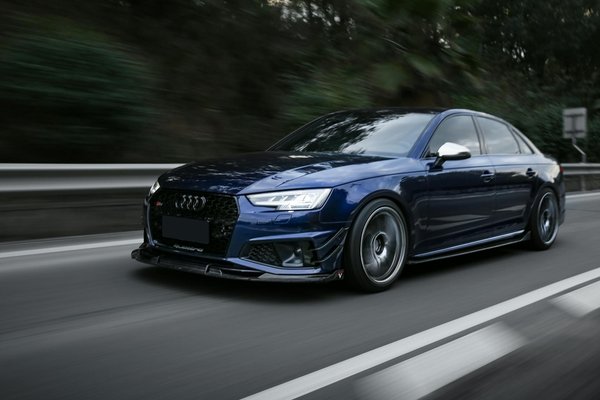 Quels sont les avantages des pneus Michelin Road 5 pour une moto de sport en conditions mouillées ?