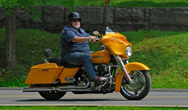 Comment installer un système de vision nocturne sur une Jeep Wrangler pour des aventures nocturnes ?